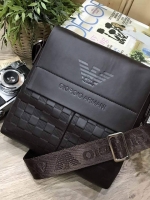 GIORGIO ARMANI CROSSBODY BAG Limited Edition จาก GIORGIO ARMANI JEANS เปิดปิดด้วยฝาปิดแม่เหล็กพร้อมซิปสะดวกใช้ ด้านหน้า ปั๊มโลโก้ และมีช่องใส่ของ ด้านหลังมีช่องซิป ขนาด กำลังดี น้ำหนักเบา กันน้ำ ใส่ ipad, กระเป๋าสตางค์ใบยาว, กล้อง, มือถือ และของใช้ได้เยอะ
