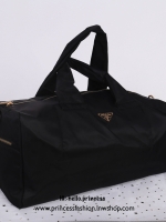 Prada nylon travel bag สินค้า Premium gift 100% กระเป๋าเดินทาง ทำจากวัสดุผ้าไนล่อนคุณภาพดี น้ำหนักเบา อ่ะไหล่ทองสุดหรู ขนาดกำลังดีจุของได้เยอะมาก ด้านข้างมีช่องซิปใส่ของทั้งสองข้าง ซับในอย่างดีพิมพ์ลายแบรนด์สวยๆ มาพร้อมสาย cross body สามารถปรับได้ (ถอดได้