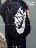 กระเป๋าเป้ใบใหญ่ Nike อะไหล่สีดำด้านหน้ามีโลโก้แบรนด์สีดำทั้งใบ ด้านหน้ามีช่องซิปใหญ่จุของได้เยอะมาก