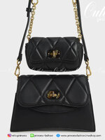 Charles & Keith Padded Double Pocket Shoulder Bag กระเป๋าสะพายข้างใบเก๋ (มีใบลูกให้) ด้วยดีไซน์ที่มีเอกลักษณ์เฉพาะตัว อะไหล่สีทองเพิ่มความหรูหรา ตัดกับตัวฝากระเป๋าที่มีการเดินด้ายเพิ่มดีเทล คือเริศมากๆ เปิดปิดแบบตัวหมุนล็อก มีช่องแม่เหล็กด้านหน้าใส่ iPhon