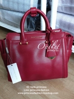 กระเป๋าถือ/สะพายข้าง ขนาดกลาง ด้านหน้าปั๊มโลโก้แบรนด์ ด้านหน้าเป็นหนังเรียบตัดกับด้านข้างเป็นหนังคาร์เวียร์ออกแบบมาให้เรียบหรู ด้านหลังมีซิป 1 ช่อง หูกระเป๋าสามารถพับลงได้ ส่วนด้านในกว้างมากค่ะ ออกแบบมาให้ใส่ของได้จุใจแบบไม่มีช่องแบ่ง มีช่องซิปด้านข้างและ