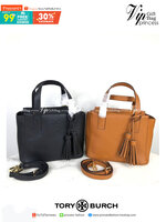 TORY BURCH Handbag / TORY BURCH shoulder bag พร้อมส่งที่ไทย กระเป๋าถือ หรือสะพาย TORY BURCH เปิด - ปิดกระเป๋าด้วยซิป ด้านในมีช่องซิป 1 ช่อง ช่องใส่ของ 1 ช่อง หูจับสูง 12 cm มาพร้อมสายสะพายยาว สามารถถอดและปรับได้ 3 ระดับค่ะ