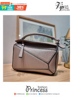 LOEWE MINI PUZZLE BAG IN CLASSIC สุดยอดแบรนด์ที่ดีไซน์เป็นเอกลักษณ์ โดดเด่น สวยหรู กับกระเป๋าสะพายข้างทรงกล่อง ไซส์มินิ สไตล์พัซเซิล ให้ฟีลลิ่งเหมือนตัวต่อคละสี ดูดีได้ทุกที่แค่มีใบนี้