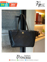 รุ่นใหม่ล่าสุด ทรงที่สาวๆรอคอย CHANEL LEATHER TOTE BAG ไซส์ใหญ่อลัง ตัวกระเป๋าเป็นหนังเต็มใบ เนื้อหนาดีมาก อะไหล่ทองวินเทจ ประดับโลโก้แบรนด์สุดหรู