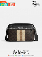 COACH GRAHAM CROSSBODY IN BLOCKED SIGNATURE CANVAS WITH VARSITY STRIPE C9965 อีกหนึ่งกระเป๋าครอสบอดี้รุ่นยอดฮิตสำหรับหนุ่มๆ ที่สาวๆก็ใช้ได้!! ดีไซน์ใหม่เพิ่มดีเทลความแพงไปอีก รูปทรงคลาสสิค ใช้งานสะดวก ง่ายต่อชีวิต วัสดุหนังแคนวาสเคลือบลายสลับหนังแท้ ด้านห