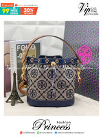 Medium Tory Burch T Monogram jacquard bucket bag กระเป๋าทรงบัคเก็ตลายโมโนแกรม ที่ได้รับแรงบันดาลใจมาจากโลโก้สุดคลาสสิก กลับมาอีกครั้งในรูปแบบของ ลวดลาย T Monogram ที่ผสมผสานความร่วมสมัยเข้ากับความเป็นเอกลักษณ์ของแบรนด์เข้าไว้ด้วยกัน