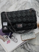 กระเป๋า KEEP classic chain shoulder bag กระเป๋าทรงสวย ผลิตจากหนังแกะ ผิวสัมผัสคล้ายหนังแท้ นิ่มมากๆ คะ ตัวกระเป๋าขนาดกำลังดี ใส่ กระเป๋าตังค์ยาว มือถือได้คะ สายโซ่อะไหล่ เทาดำ ดูคลาสสิคมาก ปรับได้ทั้งแบบสะพายสั้น และยาว ภายใน ปั๊ม Logo brand อย่างดี มีช่อ