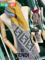 Fendi Scarves For Women’s Accessories Scarf แบรนด์แฟชั่นชั้นนำจากอิตาลี ส่งมอบความรู้สึกดีๆให้กับคนที่คุณรัก ในรูปแบบผ้าพันคอและผ้าคลุมไหล่ผืนใหญ่เพิ่มความอบอุ่น ถักทอด้วยผ้าcashmere เนื้อผ้านิ่ม สัมผัสนุ่มมือ ทอลายในตัว สีและลายคมชัด เหมาะสำหรับเป็นของฝา
