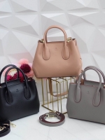 KEEP รุ่น COZY สวย ตอบโจทย์ ด้วยรูปทรงที่ เรียบหรู ทรงกระเป๋า ปรับได้ 2 แบบ เก็บทรง หรือ ขยายทรงได้ ตอบโจทย์ทุกการใช้งาน หนังกระเป๋า Saffiano อย่างดี ภายใน บุด้วย ผ้า Craft เอกลักษณ์เฉพาะ ทำให้ กระเป๋าเบา และ เพิ่มความสวยงาม ภายใน ทำช่อง แยก เฉพาะ สำหรับเ