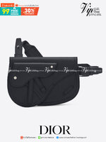 หนังแท้ CHRISTIAN DIOR SADDLE POUCH Black Grained Calfskin / DIOR SADDLE MESSENGER BAG พร้อมส่งที่ไทย กระเป๋า Saddle pouch คู่ใจขนาดกะทัดรัดและเหมาะสำหรับใช้ในชีวิตประจำวัน สีดำคลาสสิก เกรดออริจินอลหนังแท้ทั้งใบ ภาพสินค้าถ่ายจากงานขายจริง ใช้งานต่างประเทศ