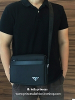 New Must Have For Men 👍👍 กับงานพรีเมี่ยมกิ้ฟแบรนด์ดังอย่าง prada ทรง messenger ทรงยอดฮิต สำหรับท่านชาย เนื้อผ้า Polyester ขนาดใหญ่ จุของได้มาก ใส่ipad labtop หนังสือ ได้หมดคะ เปิดปิดด้วยซิปอะไหล่เงิน บุด้วยผ้าสีดำปั้มแบรนด์ สวยงามมากคะ อะไ
