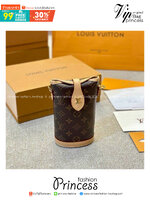 LV Fold Me Pouch กระเป๋าสะพายทรงพอช ผสมผสานความงามแบบวินเทจเข้ากับฟังก์ชันการใช้งานทันสมัย ยกขึ้นแท่น ใส่โทรศัพท์ของสำคัญได้ครบ ด้วยดีไซน์ที่ออกมาให้ใช้งานได้ง่าย ขนาดกำลังน่ารัก