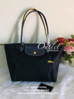 Size : M Longchamp Le Pliage Club Tote Bag กระเป๋าสะพายรุ่นยอดนิยม วัสดุเนื้อผ้า Nylon Canvas เคลือบกันนำ้ ตัดด้วยหนังแท้ น้ำหนักเบา ดีไซน์เรียบง่ายแต่เต็มไปด้วยความคลาสสิก เป็นที่ชื่นชอบไปทั่วโลก Longchamp ปรับโฉม LE PLIAGE ด้วยการปักลายรูปม้า-ตราสัญลักษ