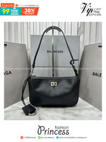 Balenciaga Rodeo Sling Pochette / Balenciaga shoulder leather bag 22cm กระเป๋าสะพายทรงพอชที่สุดของไฮแบรนด์สุดไอคอนิค ดีไซส์เรียบหรู สวยจับต้องได้ ถือหรือสะพายไหล่ได้เก๋มากๆ ถือออกงานก็ได้ลุคไฮแฟชั่นหรูๆ