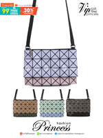 Baobao Issey Miyake Prism Kangaroo crossbody bag กระเป๋าสะพาย Crossbody รูปทรงสี่เหลี่ยมผืนผ้า ไซส์กำลังพอดี เห็นแบบนี้บอกเลยว่าใส่ของสำคัญได้แบบครบถ้วน ไม่ว่าจะเป็นโทรศัพท์ กระเป๋าตังค์ หรือพาวเวอร์แบงค์ จัดเป็นอีกหนึ่งรุ่นที่น่ารัก สายสะพายปรับได้ตามควา