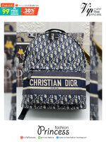 DIOR TRAVEL BACKPACK Blue Dior Oblique Jacquard อีกหนึ่งรุ่น Best seller ที่ต้องมี!! Unisex ใช้ได้ทั้งชายหญิง ภายในโล่งกว้าง ใบนี้คุ้มค่าราคามากๆ ทั้งดีไซน์และฟังก์ชั่นการใช้งาน ตอบโจทย์แน่นอนจ้า