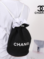 CHANEL VIP BEAUTE AUTHENTIC CANVAS DUFFLE BAG VIP Gift With Purchase รุ่น Limited Edition จาก Chanel Beaute ของแท้นำเข้าจากเคาเตอร์ต่างประเทศ วัสดุ Canvas เนื้อหนาภายในบุด้วย 100% Polyester สกรีนโลโก้แบรนด์ เปิดปิดแบบ Drawstring ใส่ ipad mini เครื่องสำอาง