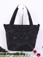 Chanel crossbody bag (2017) ปักเลื่อมดำ กระเป๋าสมนาคุณจากเค้าเตอร์เครื่องสำอาง chanel ของแท้ ของใหม่ ใช้งานง่าย สะพายไหล่ได้ ดูดีสุดๆ สินค้าเป็นของแท้ ใหม่ จากเค้าเตอร์เครื่องสำอางค์/น้ำหอมของแบรนด์- Chanel Vip Gift ของแท้ 100% ด้านหน้าปักด้วยเลื่อมสีดำ โ