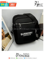 BURBERRY MESSENGER BAG กระเป๋าทรงแมสเซ็นเจอร์สีดำคลาสสิค ขนาดกำลังดี ดีไซน์ใหม่ล่าสุด!! แบ่งช่องซิปใช้งานง่าย มีหูจับในตัว สายสะพายยาวถอดได้ สาวๆซื้อให้แฟนต้องเป็นปลื้มแน่นอน หรือใครมองหาของขวัญช่วงสิ้นปี ใบนี้ตอบโจทย์ถูกใจคนรับแน่นอนจ้า