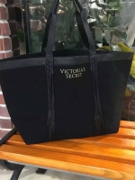 New Arrival! Victoria's Secret Canvas Large Tote Bag♡ กระเป๋าสะพายใบใหญ่ จุของได้คุ้ม! วัสดุทำจากผ้า canvas เต็มใบ น้ำหนักใบ ด้านหน้าแต่งโลโก้แบรนด์สีทอง มีพู่เก๋ดีไซน์สวย ด้านในบุผ้าปั้มแบรนด์ ใส่ของได้เยอะจุใจ จะถือไปเที่ยวหรือไปเรียน ก้น่าร