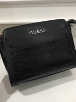 GUESS CROSSBODY BAGกระเป๋าสพายทรงสุดฮิต ดีไซรีหรู หนังสวยอยู่ทรง ภายในมีช่องซิป เปิดปิดง่ายด้วยซิป อะไหล่สีเงินดูหรู สายสพายปรับได้ มีหมุดรองฐานทั้งสี่ กันฐานเป็นรอยได้ดี รุ่นแนะนำสินค้าคุณภาพจากแบรนด์นี้การันตีความสวยคะ
