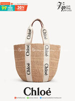 CHLOE LARGE WOODY BASKET กระเป๋าสะพายสานทรงตะกร้า ยอดฮิตติดลมของแบรนด์ ด้วยวัสดุสังเคราห์จากธรรมชาติ สานทอเต็มใบออกมาเป็นลวดลายสวยงาม ตัดด้วยริบบิ้นคาดโดดเด่น ภายในโล่งกว้างมาก จุของได้เต็มที่ เป็นดีไซน์ผู้ดีย้อนยุคที่ดูแพงจริงๆ ใบนี้สามารถสะพายไปเที่ยว ไ