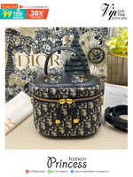 Small Dior Travel Vanity Case / Dior vanity 16cm กระเป๋าทรงกล่องใบเล็กกะทัดรัด ดีไซน์สวยโดดเด่น มีหูจับในตัว ภายในเป็นช่องโล่งสำหรับจัดเก็บสิ่งของเล็กน้อย เป็นอีกหนึ่งไอเท็มที่ไม่อยากให้พลาดเลยน้า