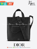 หนังแท้ CHRISTIAN DIOR SADDLE TOTE BAG WITH SHOULDER STRAP Black Grained Calfskin พร้อมส่งที่ไทย เกรดออริจินอลหนังแท้ทั้งใบ ภาพสินค้าถ่ายจากงานขายจริง ใช้งานต่างประเทศได้