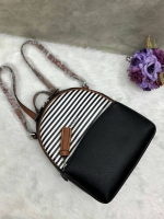 GUESS Women’s Backpack New arrival จากแบรนด์ GUESS รุ่นหายากค่ะ - กระเป๋าเป้สะพายหลัง วัสดุหนังลาย saffiano - ด้าานหน้ามี logo brand, มีช่องซิปมาพร้อมพู่สะดวกใช้ - เปิดปิดกระเป๋าแบบซิปคู่ หู้หิ้วหนัง - ภายในกระเป๋าโล่งกว้าง จะได้เยอะค่ะ มีช่องซิปเล็กอีก 1