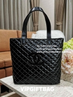 Chanel GWP Tote Bag กระเป๋าสะพายทรง Tote VIP Gift With Purchase (GWP) Limited Edition พรีเมี่ยมกิ้ฟของแท้รุ่นใหม่ล่าสุดจาก Chanel Cosmetic Counter วัสดุหนังนิ่มเรียบลายตารางอยู่ทรงสวยด้านหน้ามีโลโก้แบรนด์ ขนาดกำลังดี เปิดปิดด้วยกระดุมแม่เหล็ก ภายในโล่งกว้