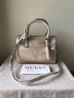 GUESS ทรง SPEEDY New arrival !! กระเป๋าถือ/สะพาย วัสดุหนัง Saffaino น้ำหนักเบา สวยเรียบหรูมากค่ะ เปิด/ปิดด้วยซิป วัสดุอย่างดี รอบตัวกระเป๋าเป็นลายตารางสวยงาม มีพู่หนังห้อยน่ารักค่ะ ภายในกว้างกำลังดี มีช่องเล็กใส่ของจุกจิก มีหูหิ้ว สายสะพายเลื่อนปรับระดับไ