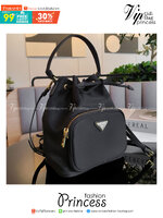 Prada Nylon Bucket Bag Black ใครๆก็หลงรัก **ทรงขนมจีบน่ารัก 🐰 กระเป๋าผ้า PRADA NYLON SILK เนื้อหนา ตัวกระเป๋าอยู่ทรงสวย ซับในอย่างดี จุดเด่นคือ กระเป๋าสามารถ จุของได้เยอะมาก น้ำหนักเบา
