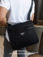 เอาใจหนุ่มๆ สำหรับ messenger bag เป็นผ้าไนล่อนนาโน ตัวกระเป๋าขนาดกำลังดี สีดำด้านสวยมากๆ ทำงานหรือเรียน เท่ห์และคลาสสิคสุดๆ มีช่องแบ่งเก็บของได้ถึง 3 ช่องแยกใส่ของเป็นสัดส่วน น้ำหนักเบา จุของคุ้ม สายยาว ปรับได้ free size สามารถสะพาย crossbody ได้ ใบนี้ห้า