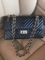 ทางร้าน ได้กระเป๋า จากแบรนด์ KEEP รุ่น KEEP shoulder chevron chain handbag สวย หรู มากๆ เลยน๊า กระเป๋าอยู่ทรง **หนังแกะนิ่มมากคะ สายโซ่สะพายสบายคะ สายปรับ สั้น ยาวได้คะ ภายในสีแดง มีช่องใส่ของจิกจิงหลายช่องแบ่งเก็บของเป็นสัดส่วนมากๆคะ **ใบจริงสวยมาก เข้าก