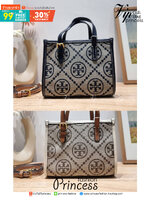 TORY BURCH MINI T MONOGRAM SQUARE TOTE รุ่นใหม่ล่าสุด คิ้วท์กว่าใคร! กับไอเท็มโมโนแกรมสุดฮิต กระเป๋าทรงโท้ทไซส์มินิ น่ารักน่าใช้มากๆ ให้คุณได้เพลิดเพลิน และคล่องตัวมากๆ