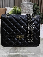 CHARLES & KIETH DETAIL CROSSBODY BAG กระเป๋าสะพายทรงเหลี่ยมดีไซน์สวยหรูคลาสสิควัสดุหนังนิ่มลายตารางอยู่ทรงสไตล์ Chanel เปิดปิดด้วยตัวล๊อคแบบพับอะไหล่ทองปั้มโลโก้ด้านหน้าสวยดูดี พร้อมสายสะพายโซ่ร้อยหนังสามารถสะพายไหล่หรือ Crossbody ก็ดูดี ภายในมีโลโก้และหน