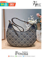 TORY BURCH T MONOGRAM CRESCENT BAG คอลเลคชั่นใหม่มาแรง! สมแก่การรอคอยในสไตล์ทีโมโนแกรมอันเป็นเอกลักษณ์ รูปทรงสวยโดดเด่น สะพายง่ายคล่องตัว