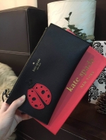 MUST HAVE!!! KATE SPADE NEW YORK CLUTH BAG กระเป๋าคลัชรุ่นใหม่ล่าสุดหนัง Saffiano สวยหรูอยู่ทรงสไตล์ PRADA พร้อมสายคล้องมือเปิดปิดด้วยซิปสะดวกใช้ ด้านหน้าประดับโลโก้แบรนด์สีทองแต่งรูปเต่าทองคอลเลคชั่นใหม่ ภายในกว้างสามารถใส่แบงก์ บัตรเครดิต มือถือ iphone7