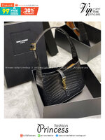 YSL le 5 à 7 in crocodile-embossed shiny leather / YSL croc hobo bag กระเป๋าสะพายไหล่ดีเทลหรู ฮอตไม่หยุด ฉ่ำสุดกับกระเป๋าสะพายไหล่ตัวแม่ คลาสสิค ดีเทลหรู สวยครบทุกมุมตอบโจทย์ทุกไลฟ์สไตล์ ใช้งานได้ง่ายและสะดวก *วัสดุหนังลายจระเข้ น้ำหนักเบา