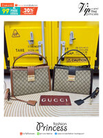 Gucci Padlock large tote bag กระเป๋าสะพายขนาดกลางพร้อมกุญแจล็อกและสายโซ่ รังสรรค์จากด้วยGG Supreme ที่ตัดเย็บจากผ้าไมโครไฟเบอร์เคลือบด้วยลาย GG พร้อมรายละเอียดหนังที่นุ่มเกินคาด