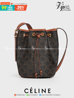 CELINE SMALL DRAWSTRING BAG IN TRIOMPHE ในรุ่นนี้ได้รับคำชื่นชมจากแฟชั่นกูรูทั้งหลาย เนื่องจากมีรูปทรงที่สุดแสนจะเรียบง่าย มีช่องใส่ของที่กว้าง ตัวกระเป๋าเป็นแบบหูรูด ช่วยให้เปิด-ปิดง่าย สะดวกต่อการใช้งาน สายสะพายปรับความยาวได้ตามความเหมาะสม โลโก้บนรอบตัว