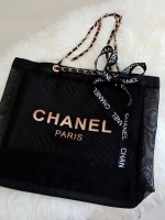 ุ่นใหม่ค้าาา 😍😍 พร้อมส่งความสวยหรู โทนสีชมพูทั้งใบ Chanel Shopping Bag With Chain & Ribbin กระเป๋าสะพายใบใหญ่ทรง Shopping Bag Limited Edition พรีเมี่ยมกิ้ฟของแท้นำเข้าจาก Chanel Perfume Counter ของแท้100% ใบใหญ่วัสดุ Nylon โปร่ง♡ ปั