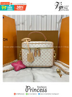 ORI หนังแท้ | LV Vanity Cosmetic Bag กระเป๋ารุ่นวานิตี้ กระเป๋าเครื่องสำอางจากคอลเลคชั่น Louis Vuitton Baby พกพาผลิตภัณฑ์อาบน้ำและของใช้จำเป็นอื่นๆ อย่างมีระดับ Monogram แคนวาสสุดเอ็กซ์คลูซีฟสำหรับคอลเลคชั่น