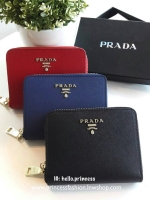 New Item! สำหรับสาวๆที่ชอบถือ *กระเป๋าสตางค์ใบเล็ก ขอแนะนำ Prada Short Saffiano wallet กระเป๋าสตางค์สั้น ขนาดกะทัดรัด เปิดปิดด้วยซิป อะไหล่ทอง ปั้มแบรนด์ ทั้งใบ *จุดเด่น มีช่องใส่รูปถ่าย ใส่บัตรได้หลายช่อง ด้านในมีช่องซิปแยกอีก1ช่องค้า อีกหนึ่งไอเท็มที่ *