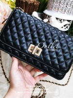 CHARLES & KIETH MINI CLUTCH BAG กระเป๋าสะพายทรงคลัชรุ่นยอดนิยมดีไซน์คลาสสิควัสดุหนังนิ่มลายตารางสวยอยู่ทรงขนาดมินิสไตล์ Chanel เปิดปิดด้วยตัวล๊อคแบบบิดอะไหล่ทอง ด้านหลังประดับโลโก้แบรนด์สวยดูดี มาพร้อมสายสะพายโซ่ร้อยหนัง Crossbody ได้สามารถซ้อนสายสะพายไหล