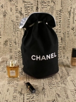 Must Have! CHANEL VIP BEAUTE AUTHENTIC CANVAS DUFFLE BAG VIP Gift With Purchase รุ่น Limited Edition จาก Chanel Beaute ของแท้นำเข้าจากเคาเตอร์ต่างประเทศ วัสดุ Canvas เนื้อหนาภายในบุด้วย 100% Polyester สกรีนโลโก้แบรนด์ เปิดปิดแบบ Drawstring ใส่ ipad mini เ