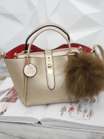 โฉมใหม่ ไฉไลกว่าเดิม 🌈everyday keep handbag 👑สวย หรู เวอร์วัง อีกแล้วค่า 👍 กระเป๋า ถือ//สะพายข้าง หนังสวยๆ มาพร้อมพวงกุญแจ ปอมปอม ฟรุ้งฟริ้ง ขนเฟอร์แท้ ยิ่งใช้ยิ่งฟูสวย น่ารักมาก เข้ากับกระเป๋าคะอย่างดี กระเป๋า เนื้อนิ่มหนา อยู่ทรง