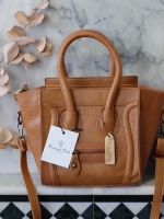 Limited edition ของ รุ่นขายดี ทรงสวยที่สุด จากแบรนด์ ดัง Massimo Dutti มาด้วยน๊ารอบนี้ 📣รายละเอียดกระเป๋า กระเป๋าทรงหรู look like Celine brand หนังดีมาก ใบนี้ อยู่ทรงสวยคะ หนังลายสวยมากคะ สีน้ำตาล classic เรียบหรูคะ อะไหล่ เทาดำ ขนาดกำลังดีเลย จุข