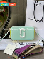 Marc Jacobs Snapshot Bag กระเป๋าแบรนด์ดังจากสัญชาติอเมริกัน นับได้ว่ารุ่นนี้เป็นรุ่นทรงฮิตเลยทีเดียว โดยด้านหน้ากระเป๋าจะเป็นโลโก้แบบโลหะที่เป็นสัญลักษณ์ของแบรนด์นี้ มาพร้อมสายสะพายที่จะสะพายยังไงก็ดูโดดเด่น เพราะขนาดใหญ่ที่สกรีนตัวอักษรโลโก้ ในรูปแบบต่าง