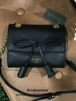 New Arrival! Guess Detail Crossbody Flap Bag Y2019 กระเป๋าสะพายรุ่นใหม่ล่าสุดขนาดมินิกำลังน่ารักวัสดุหนังเรียบอยู่ทรงด้านหน้าประดับโบว์พร้อมโลโก้แบรนด์ดูมีดีเทลเปิดปิดด้วยฝาปิดกระดุมแม่เหล็ก ซับในลายแบรนด์ ภายในมีช่องซิปและช่องเล็กใส่ของสามารถใส่ iphone ไ
